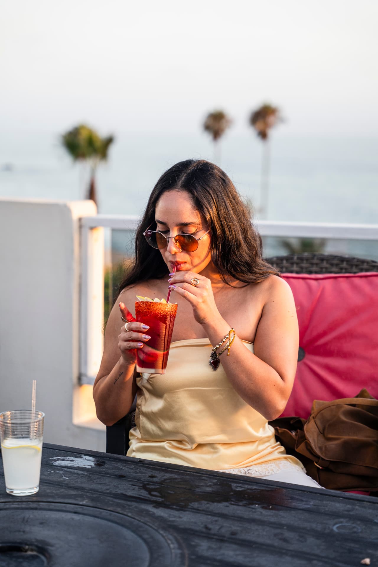Disfrutando un coctel en un evento al aire libre