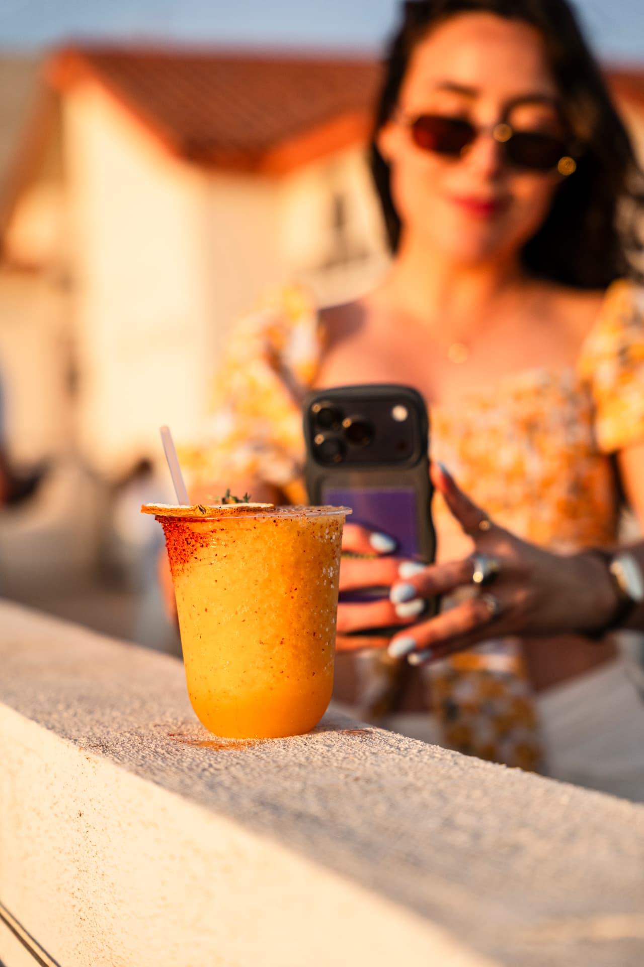 Coctelería de Brava Barra con la luz del atardecer