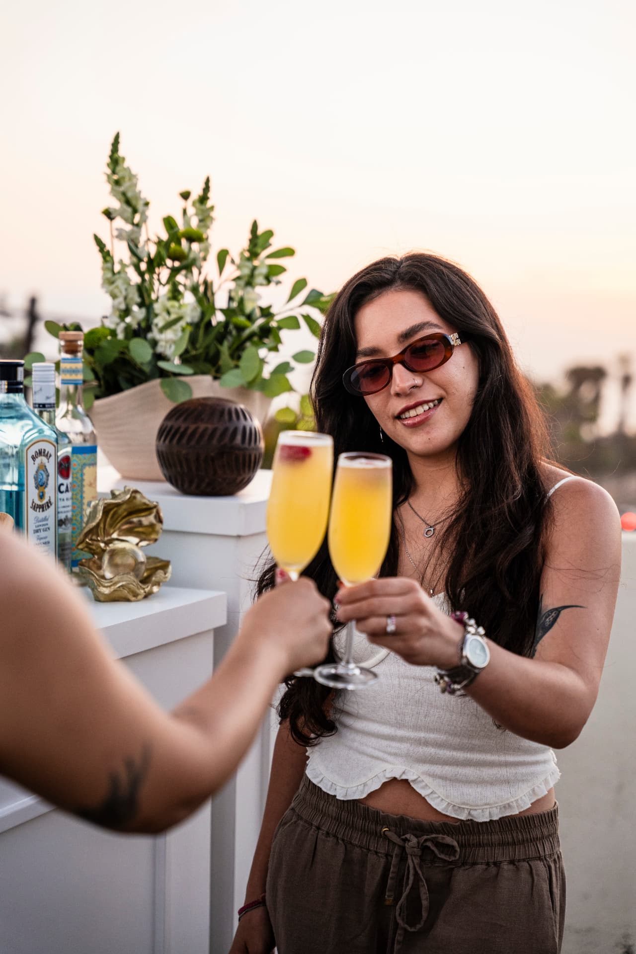 Brindis con mimosas al atardecer