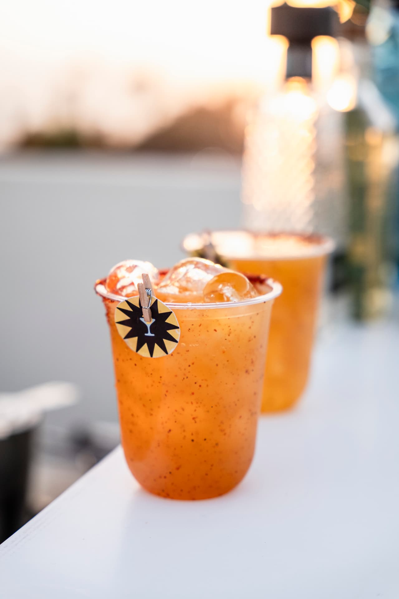 Trago con cítricos y el isotipo de Brava Barra