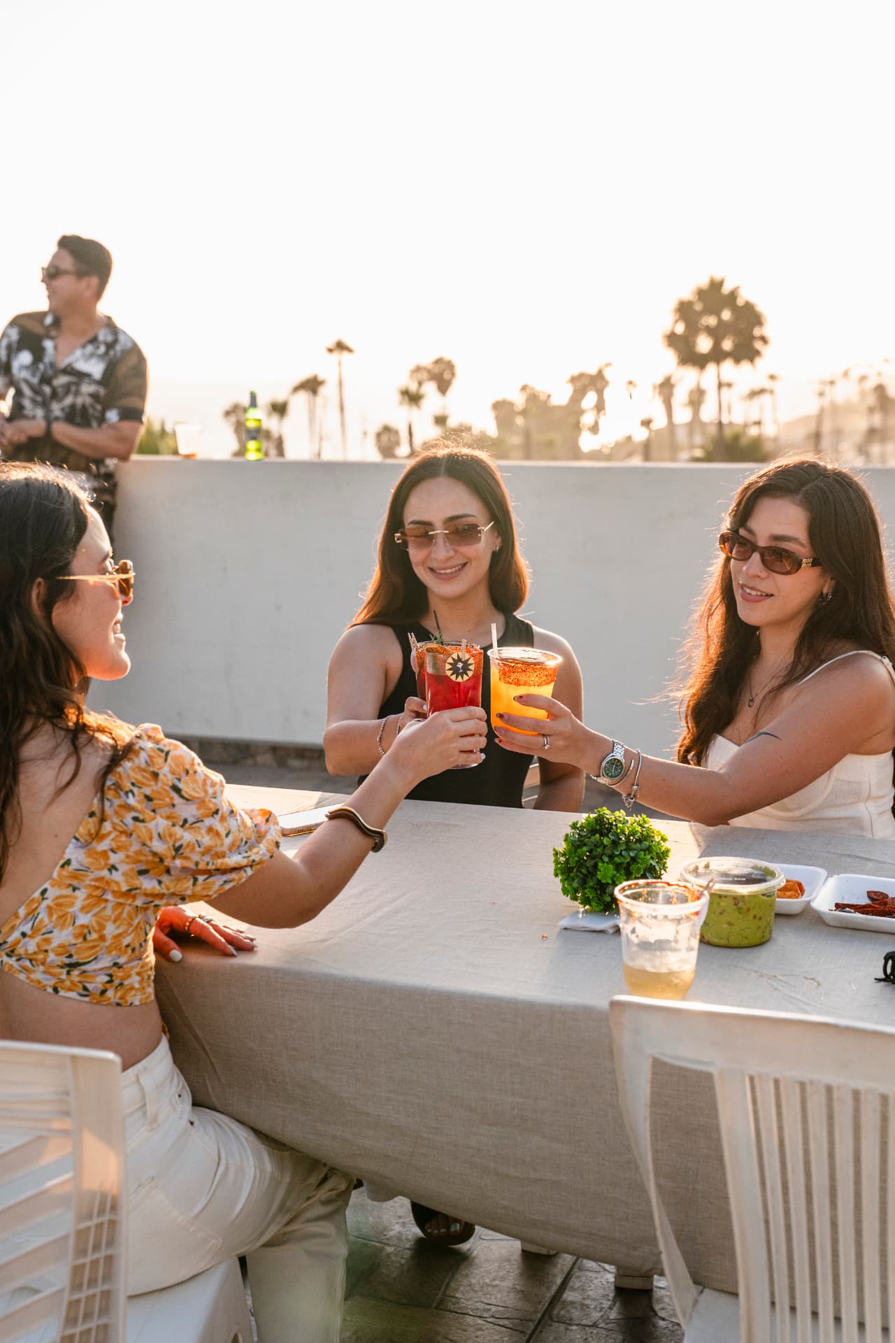 Amigas brindando en una celebración con Brava Barra